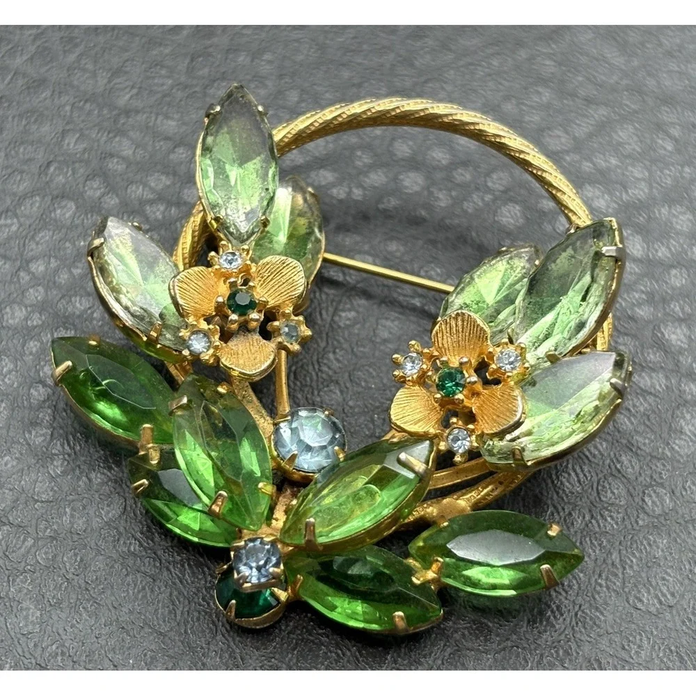 Vintage Green Crystal Rhinestone Gold Tone Flower Wreath Pin Brooch